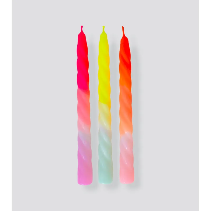 Bougies Dip Dye Twisted Shades of Fruit Salad – Un trio de bougies torsadées aux nuances éclatantes de rose, jaune et orange.