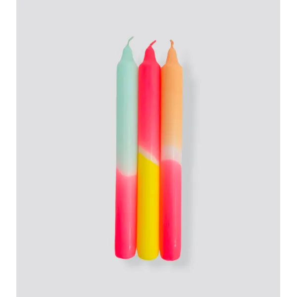 Bougies Dip Dye Neon Sunshine Club – Un trio lumineux aux teintes de menthe, rose vif et jaune éclatant.