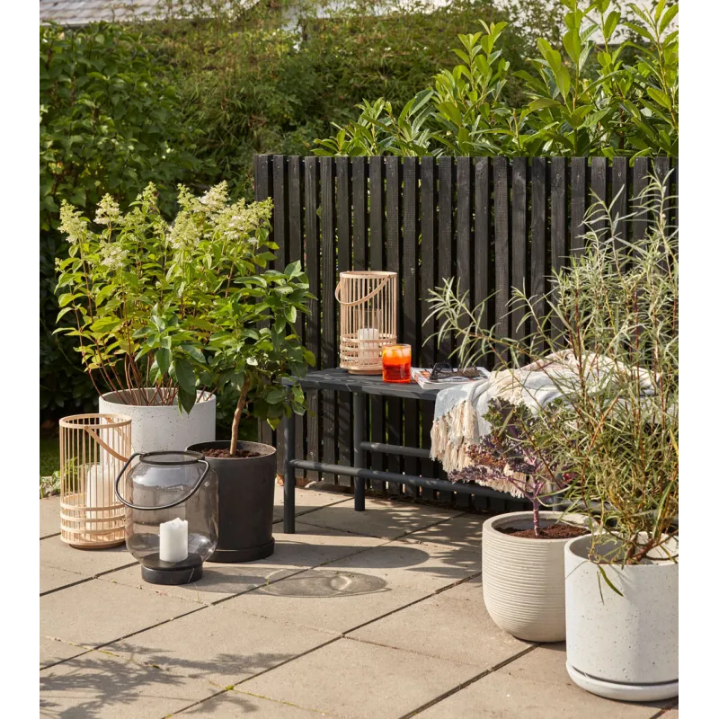 Ambiance terrasse avec lanternes en bambou et plantes vertes