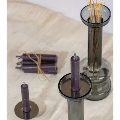 Gros plan du col en verre soufflé, teinte gris fumé élégante.