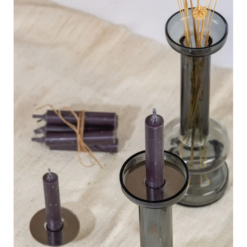 Gros plan du col en verre soufflé, teinte gris fumé élégante.
