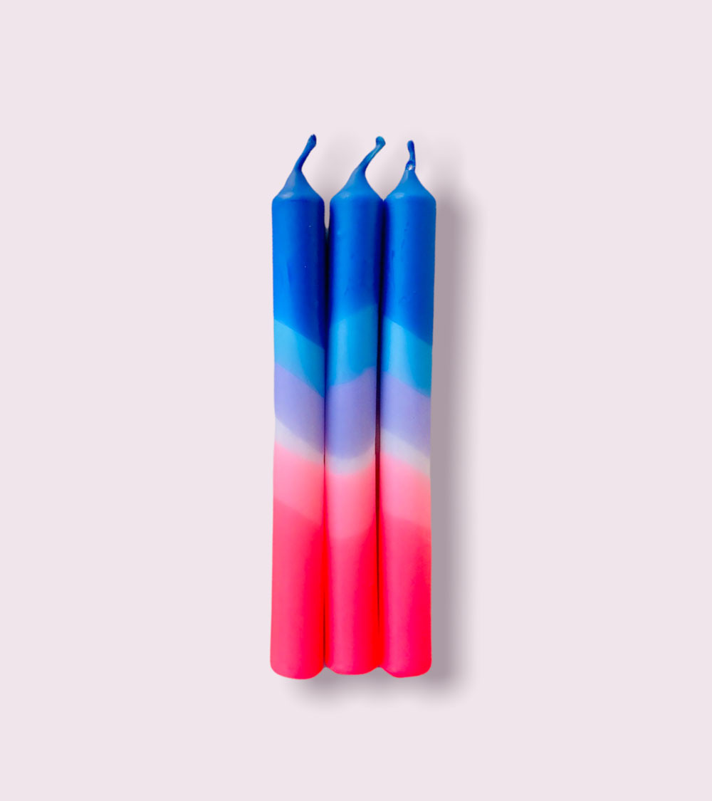 Bougies Dip Dye Neon Into The Blue – Un trio audacieux aux dégradés de bleu, violet et rose pour une ambiance lumineuse.