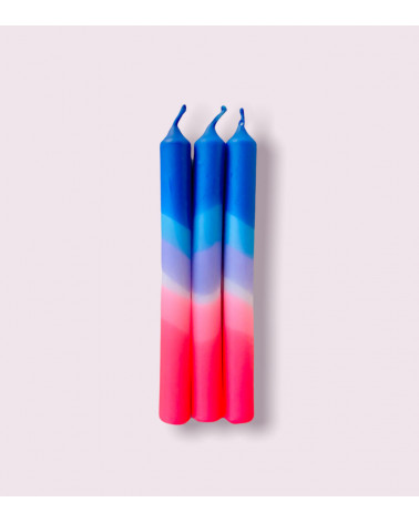 Bougies Dip Dye Neon Into The Blue – Un trio audacieux aux dégradés de bleu, violet et rose pour une ambiance lumineuse.