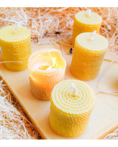 Ensemble de bougies artisanales en cire d’abeille sur fond naturel, parfaites pour une ambiance chaleureuse.