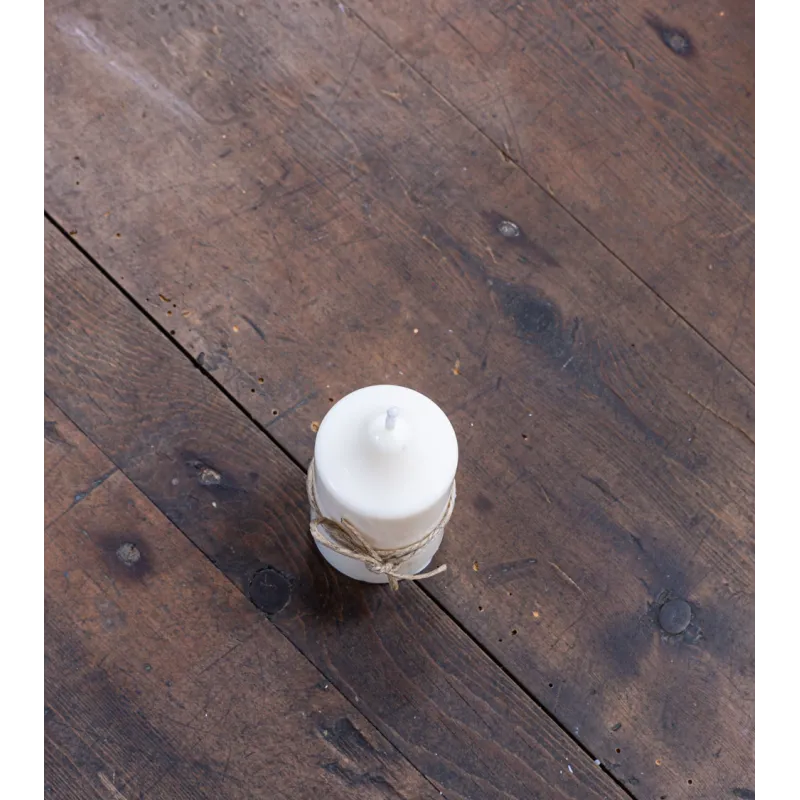 Bougie artisanale en cire de colza vue de face sur table en bois
