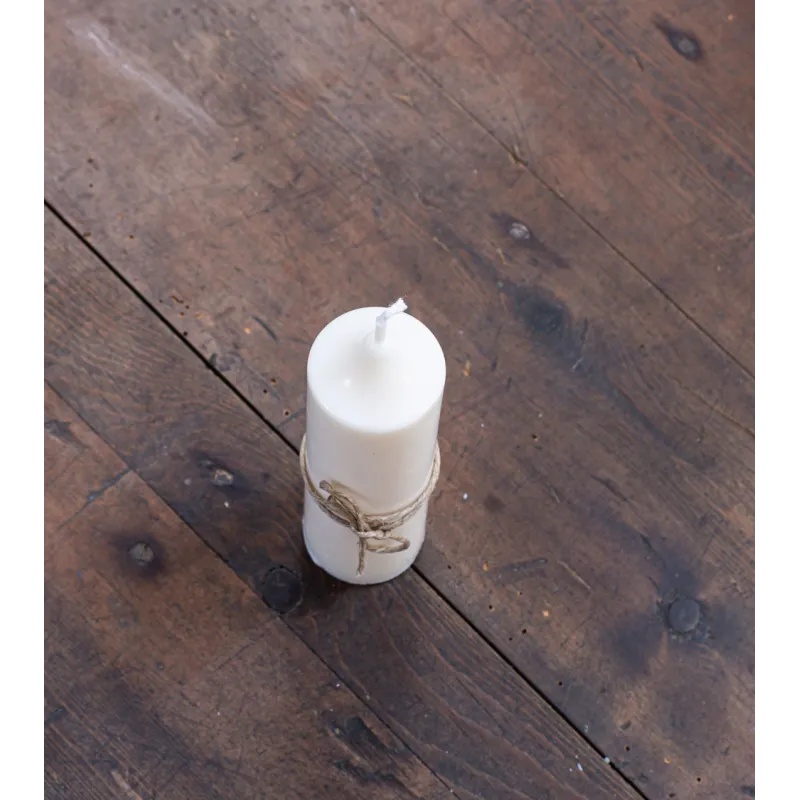 Bougie artisanale en cire de colza Ø 4 cm H 12,3 cm vue de face sur table en bois
