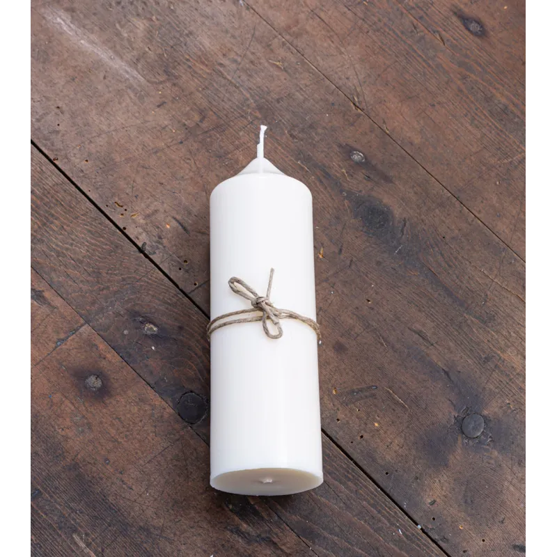 Bougie artisanale en cire de colza Ø 5 cm H 14 cm, couchée avec fil autour et vue de dessus