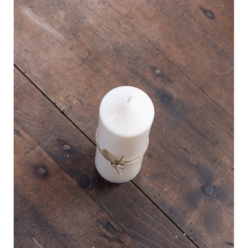 Bougie naturelle et artisanale Ø 5 cm H 14 cm sur table en bois, idéale pour une décoration écoresponsable