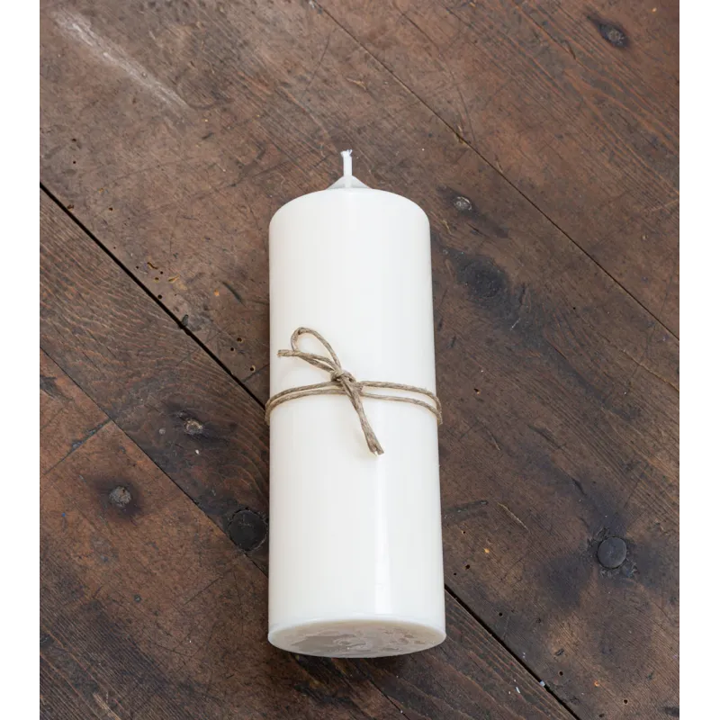 Bougie artisanale Ø 6 cm H 15,5 cm couchée avec étiquette