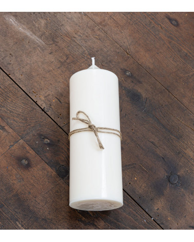 Bougie artisanale Ø 6 cm H 15,5 cm couchée avec étiquette