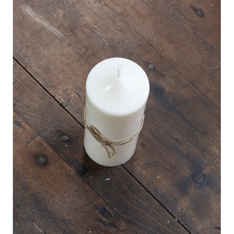 Bougie artisanale en cire de colza Ø 6 cm H 15,5 cm sur table bois