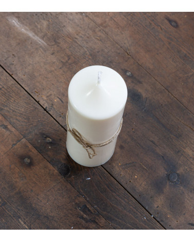 Bougie artisanale en cire de colza Ø 6 cm H 15,5 cm sur table bois