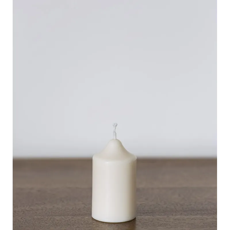 Bougie artisanale en cire de colza sur table en bois