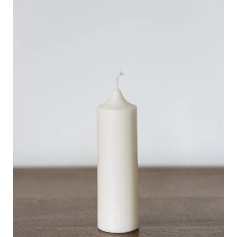 Bougie artisanale en cire de colza Ø 4 cm H 12,3 cm sur table en bois