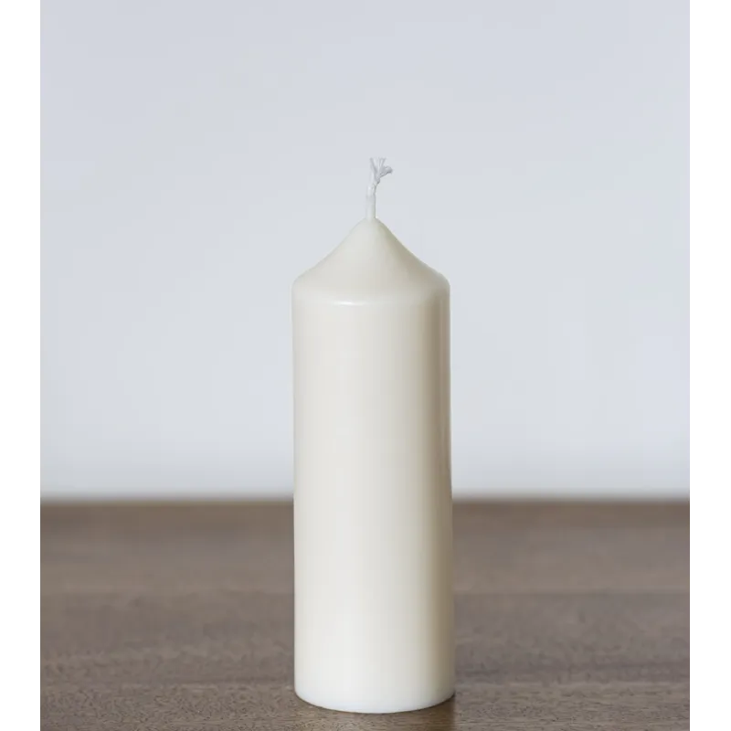 Bougie naturelle en cire de colza Ø 5 cm H 14 cm placée sur une table en bois