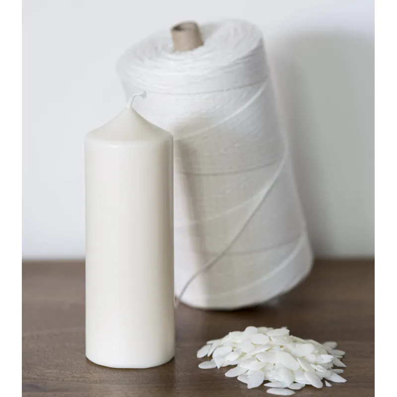 Bougie naturelle en cire de colza avec mèche et paillettes sur table en bois
