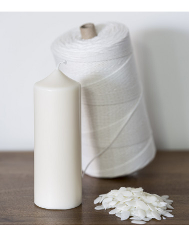 Bougie naturelle en cire de colza avec mèche et paillettes sur table en bois