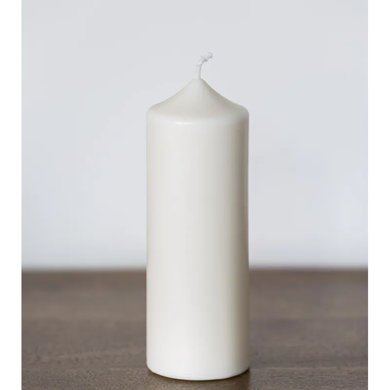 Bougie en cire de colza Ø 6 cm H 15,5 cm sur table en bois, écoresponsable