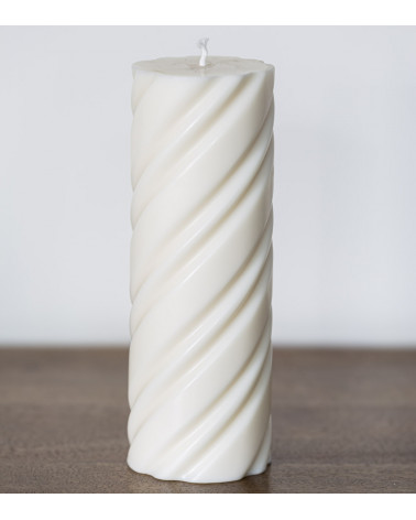 Bougie artisanale en cire de colza Ø 7 cm H 23 cm sur une table en bois