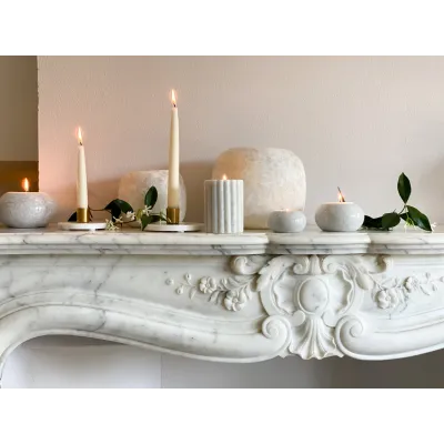 Bougeoir Daisy sur une cheminée décorée : ambiance chaleureuse et sophistiquée.
