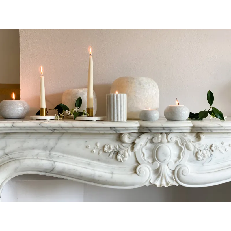 Bougeoir Daisy sur une cheminée décorée : ambiance chaleureuse et sophistiquée.