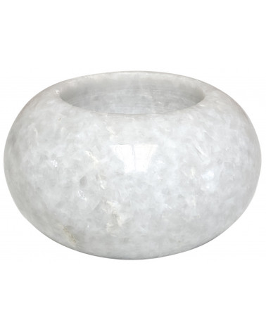 Gros plan sur le bougeoir rond en marbre blanc.