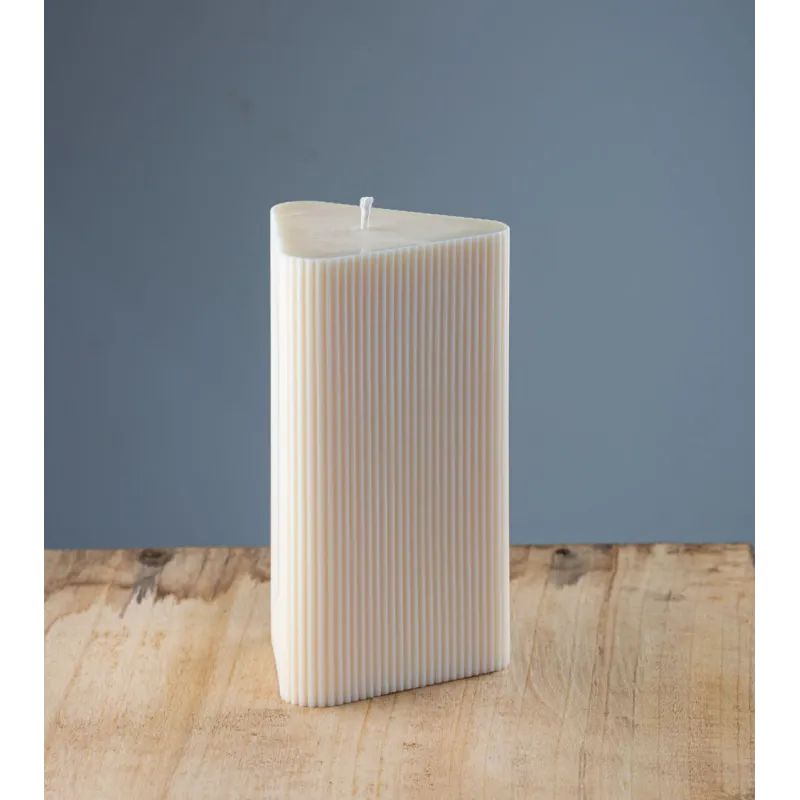 Bougie naturelle artisanale Merlette, cire végétale de colza, forme triangulaire, vue de trois quarts