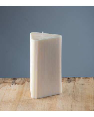Bougie naturelle artisanale Merlette, cire végétale de colza, forme triangulaire, vue de trois quarts