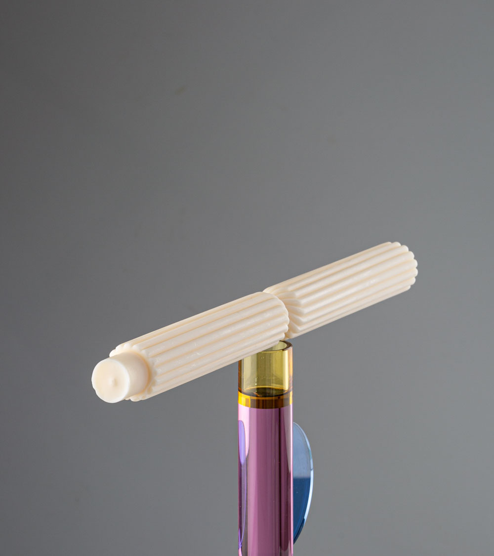 Bougie naturelle artisanale Ludine, cire végétale de colza, vue de trois quarts, taille 28 cm de hauteur
