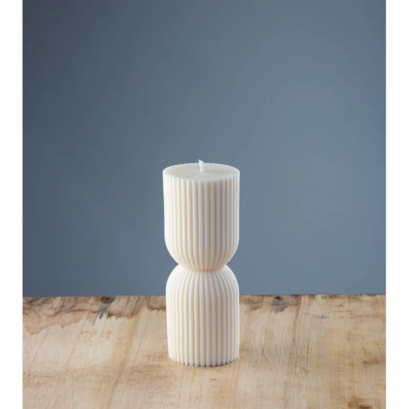 Bougie artisanale Marjolie, bougie naturelle en cire végétale de colza, taille 15 cm de hauteur, vue de face