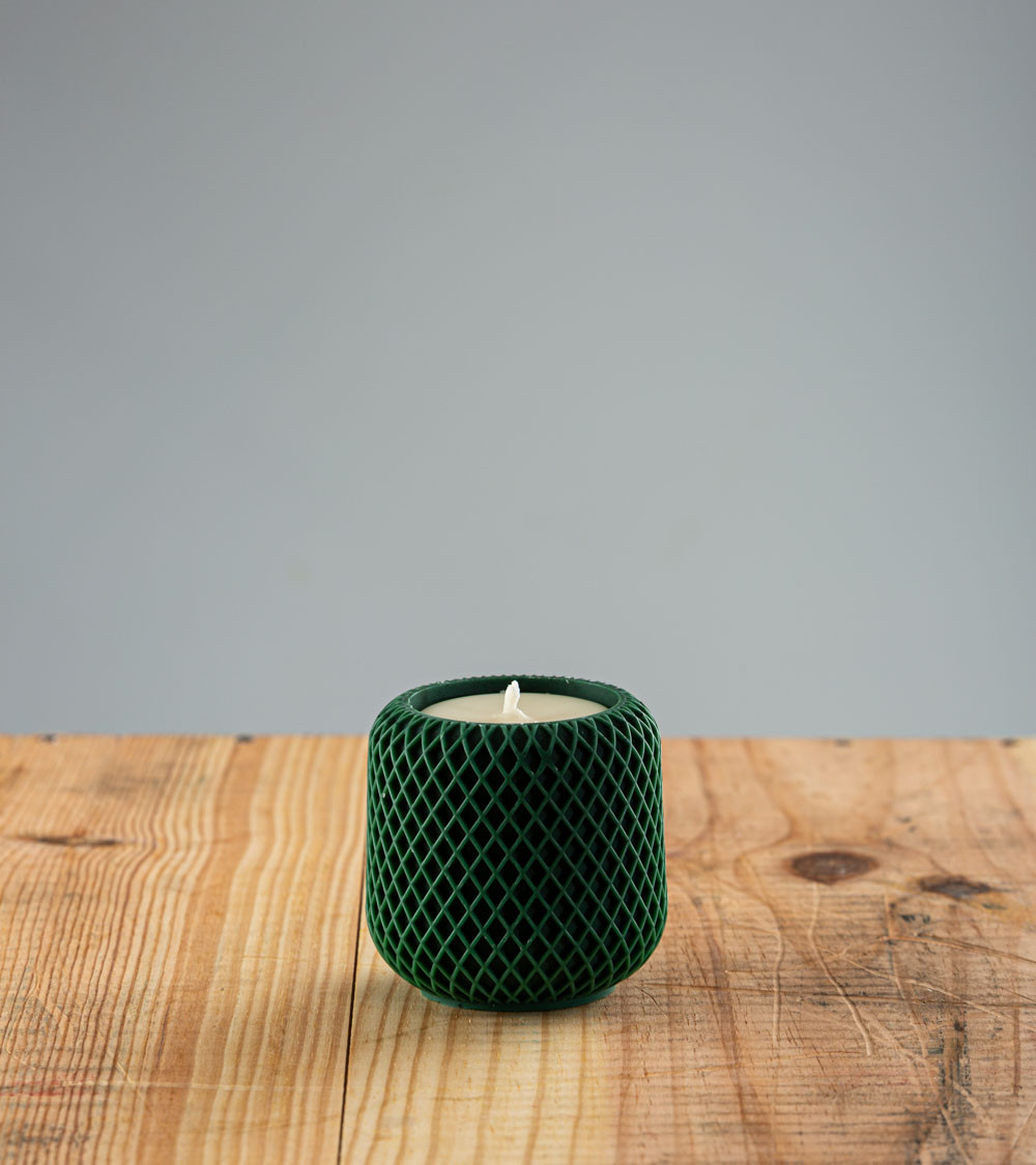 Bougie artisanale Luzelle, bougie naturelle en cire végétale de colza, couleur vert chlorophylle, vue de face