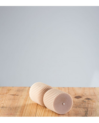 Bougie naturelle artisanale Doucine, cire végétale, design colonne grecque, vue allongée