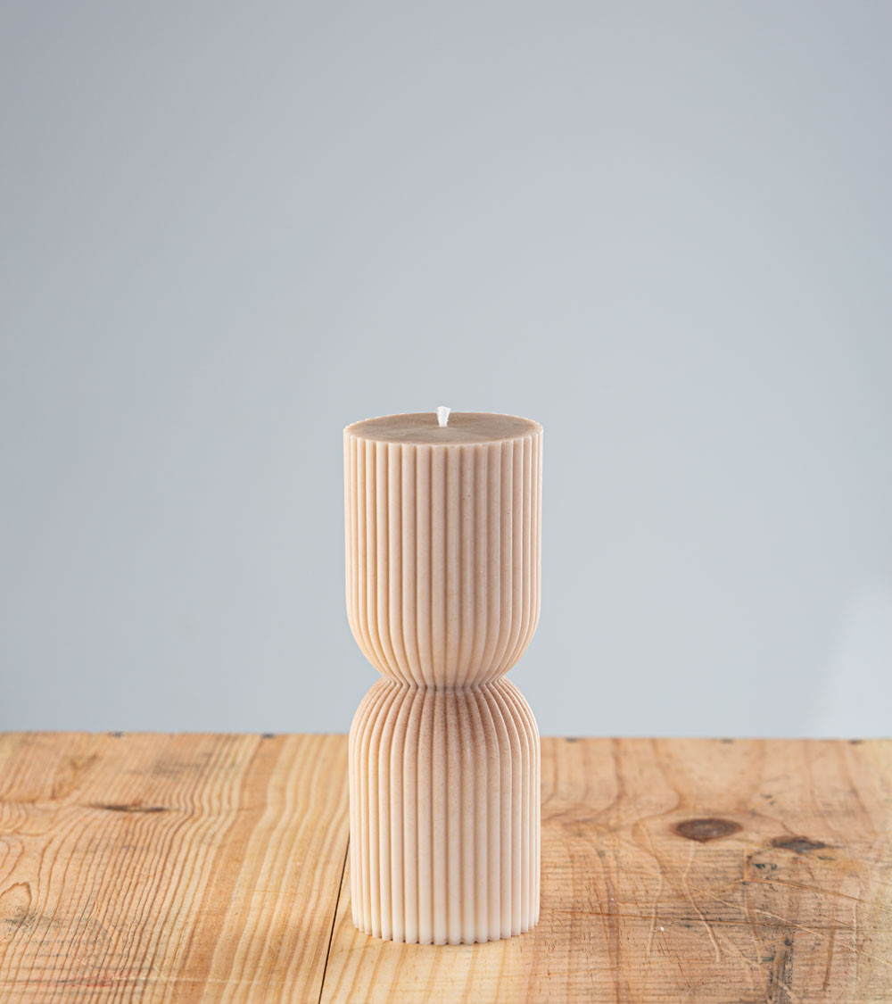 Bougie artisanale beige châtaignier, bougie naturelle en cire végétale de colza, design colonne grecque, vue de face