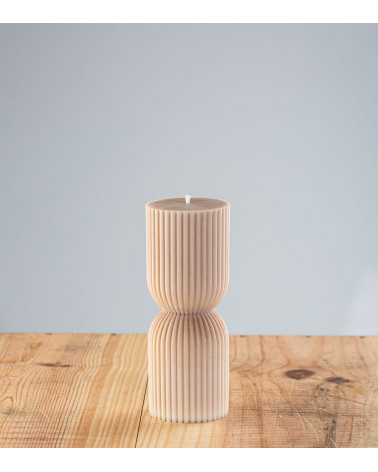 Bougie artisanale beige châtaignier, bougie naturelle en cire végétale de colza, design colonne grecque, vue de face