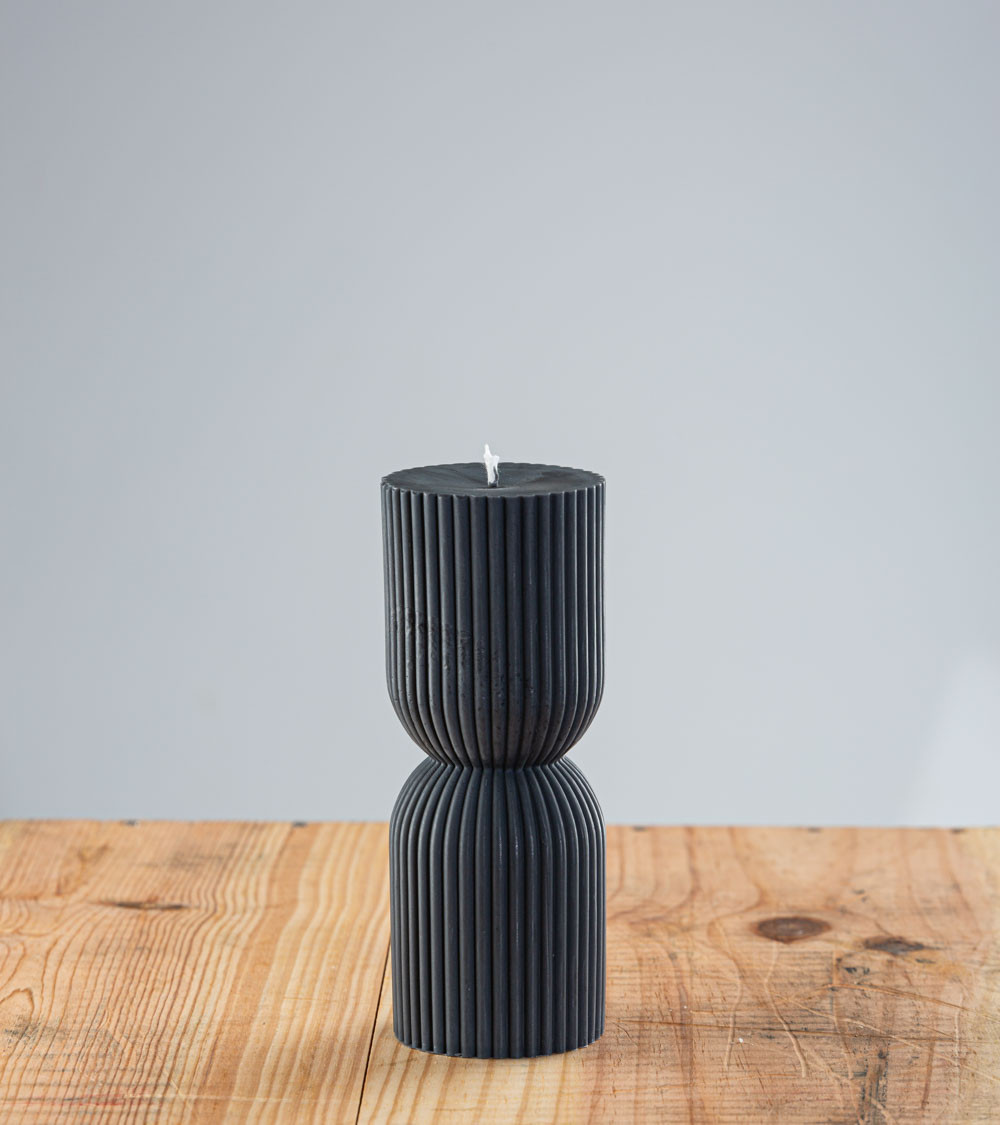 Bougie artisanale noire Elna, bougie naturelle en cire végétale de colza, design colonne grecque, vue de face
