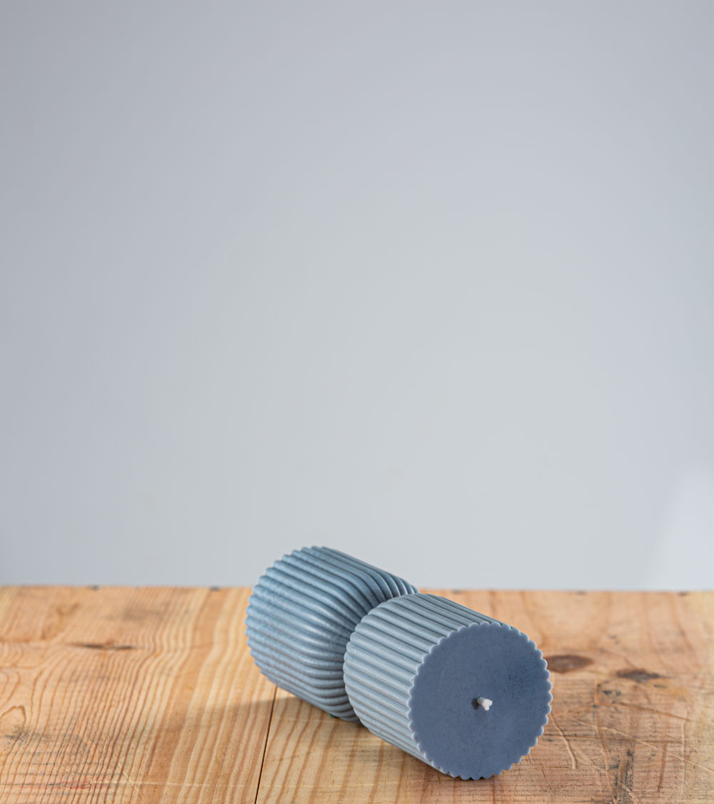Bougie naturelle artisanale Flore en cire végétale, design colonne grecque, vue allongée