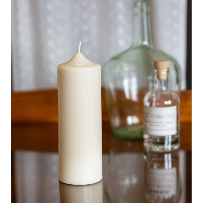 Bougie naturelle et artisanale en cire de colza Ø 7 cm H 18,5 cm sur table en verre