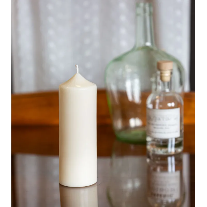 Bougie naturelle artisanale en cire de colza Ø 6 cm H 15,5 cm sur table en verre