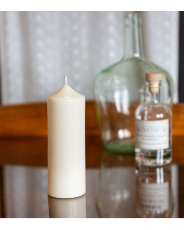 Bougie naturelle artisanale en cire de colza Ø 6 cm H 15,5 cm sur table en verre