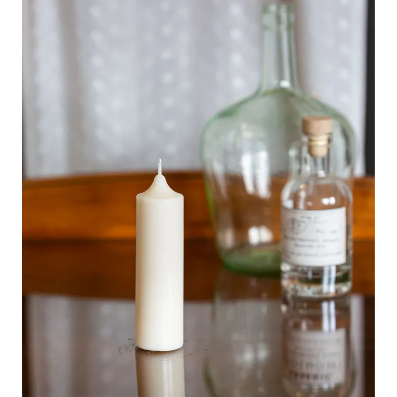Bougie naturelle et artisanale en cire de colza Ø 4 cm H 12,3 cm sur table en verre