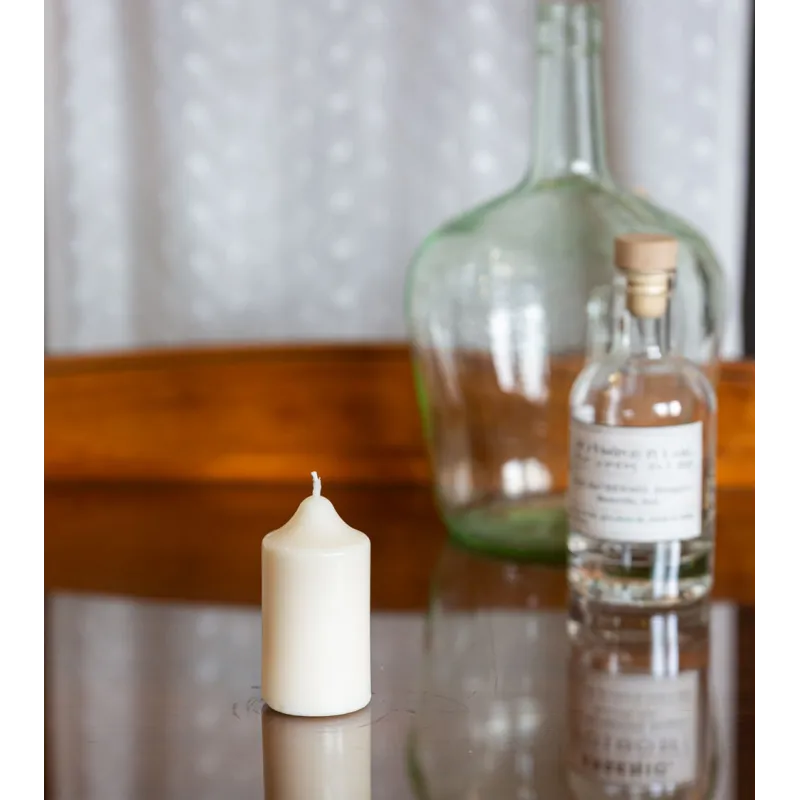 Bougie naturelle et artisanale en cire de colza sur table en verre