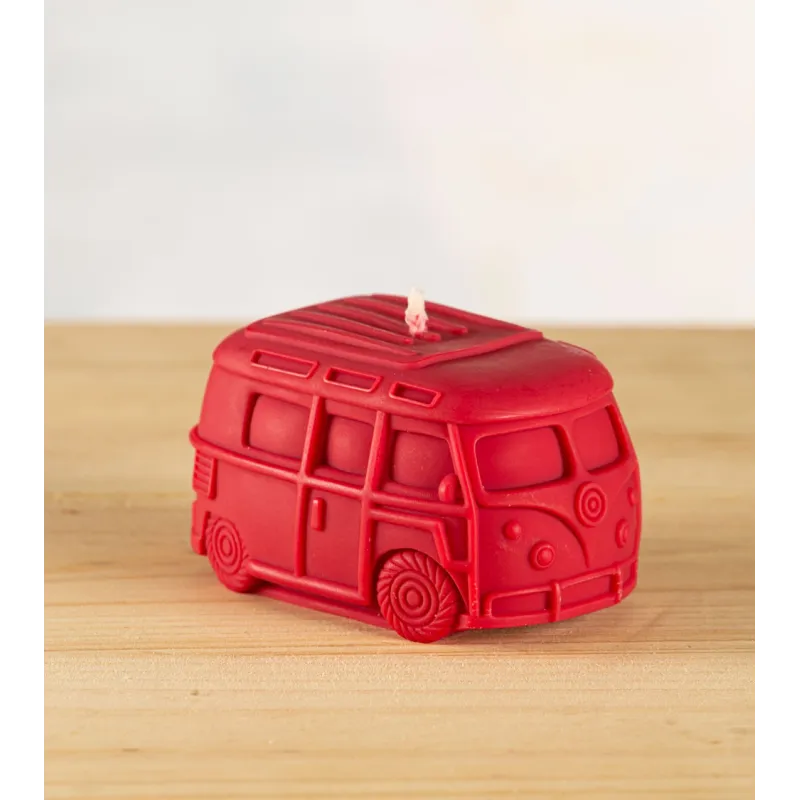 Bougie artisanale rouge bordeaux en cire naturelle, bougie naturelle en forme de van VW T1, vue de trois quarts