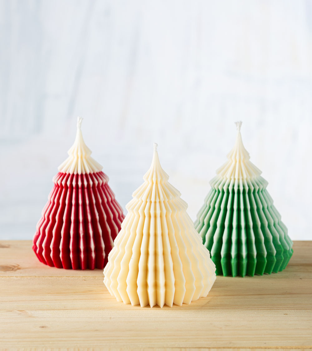 Bougies sapin de Noël crème – Un sapin artisanal élégant pour illuminer vos soirées de Noël.