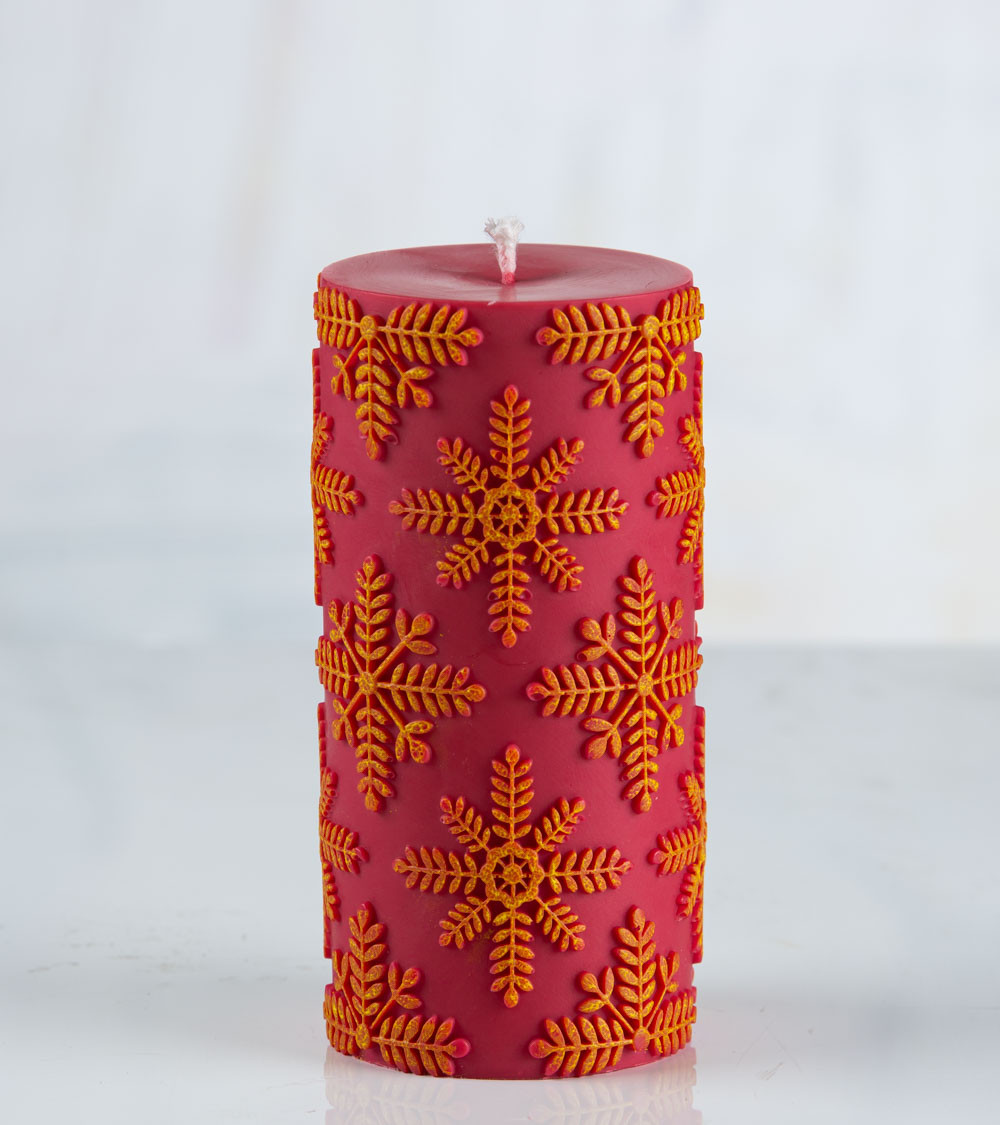 Bougie pilier "Flocon de neige" rouge et jaune – diamètre 7,1 cm, hauteur 14 cm, flocons peints à la main en surimpression