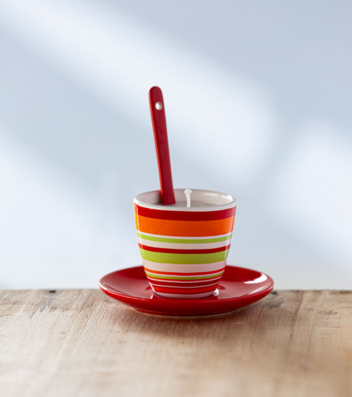 Bougie parfumée rouge à la rose pays – en tasse vintage, pour une ambiance florale et chaleureuse.