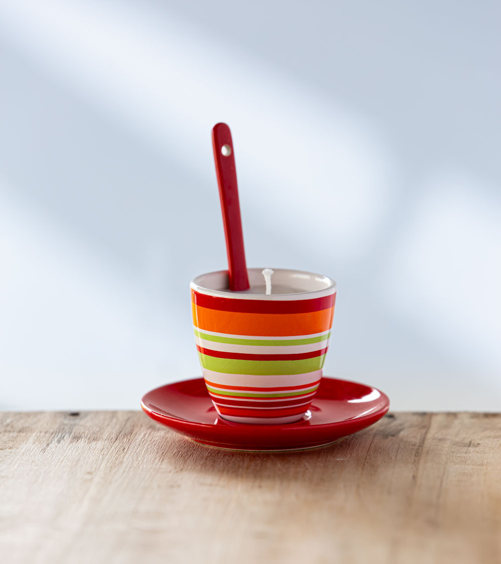 Bougie parfumée rouge à la rose pays – en tasse vintage, pour une ambiance florale et chaleureuse.