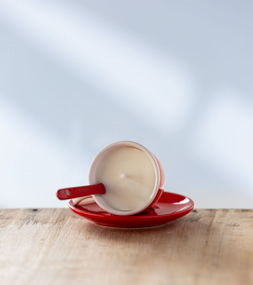 Bougie parfumée naturelle en tasse rouge – cire de colza, parfum florale rose pays, écoresponsable et unique.