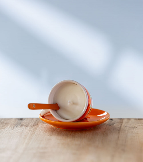 Bougie naturelle et parfumée en tasse orange – en cire de colza, parfum florale rose pays, éthique et chic.
