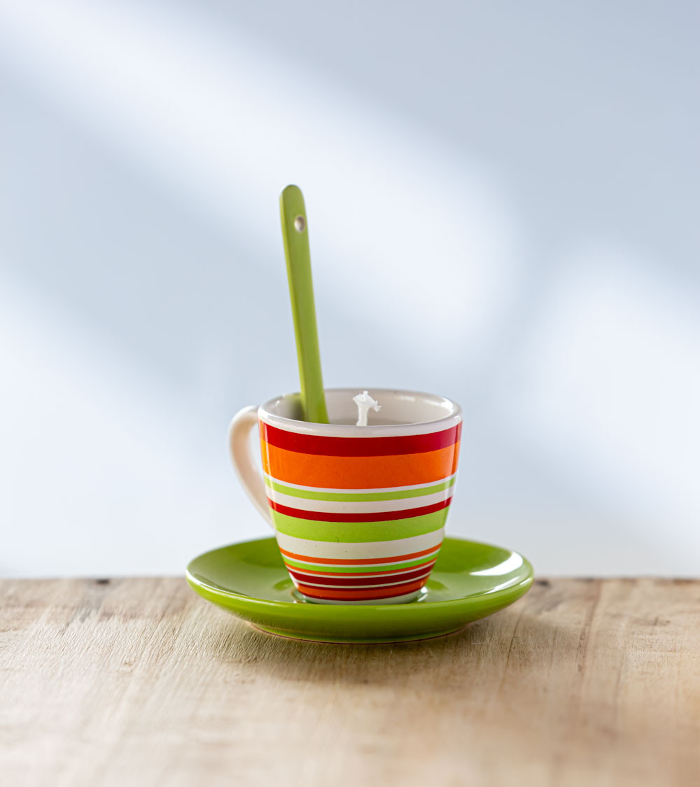Bougie parfumée naturelle en tasse vert anis – cire de colza, parfum rose pays pour une ambiance florale et écologique.