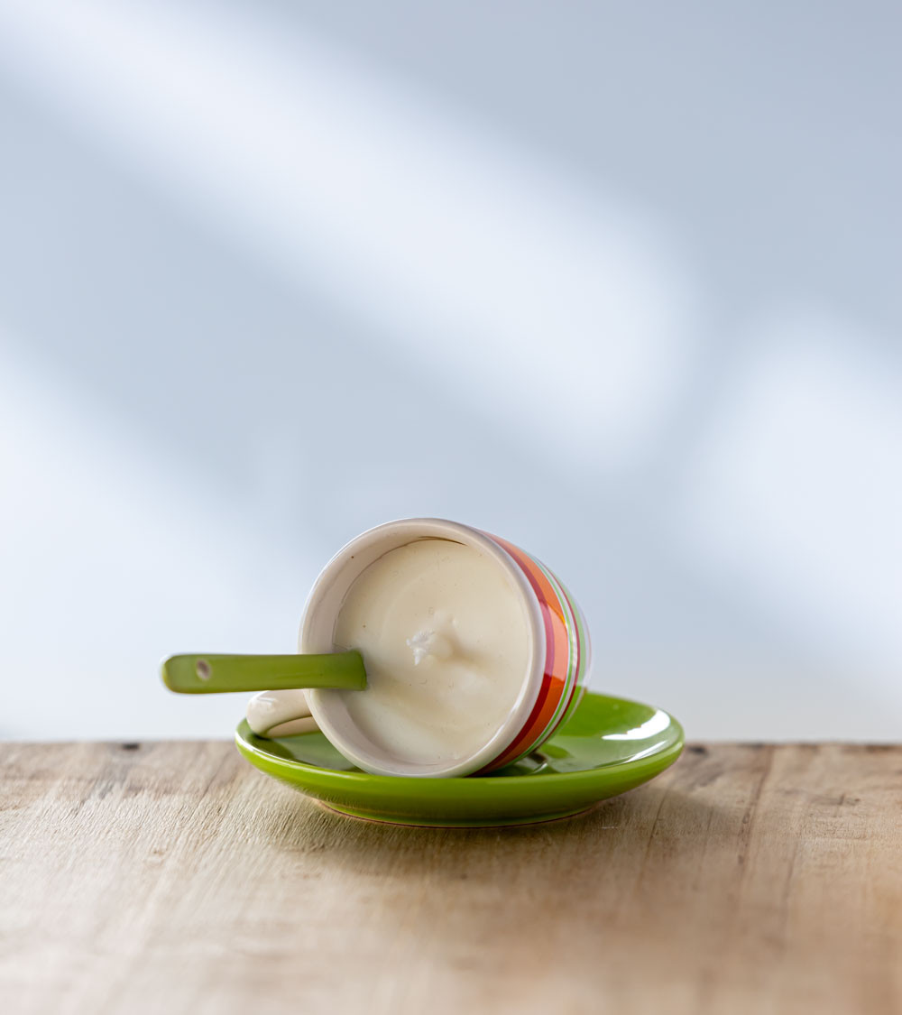 Bougie naturelle parfumée à la rose – tasse vert anis couchée, upcycling en cire de colza pour une décoration écoresponsable.